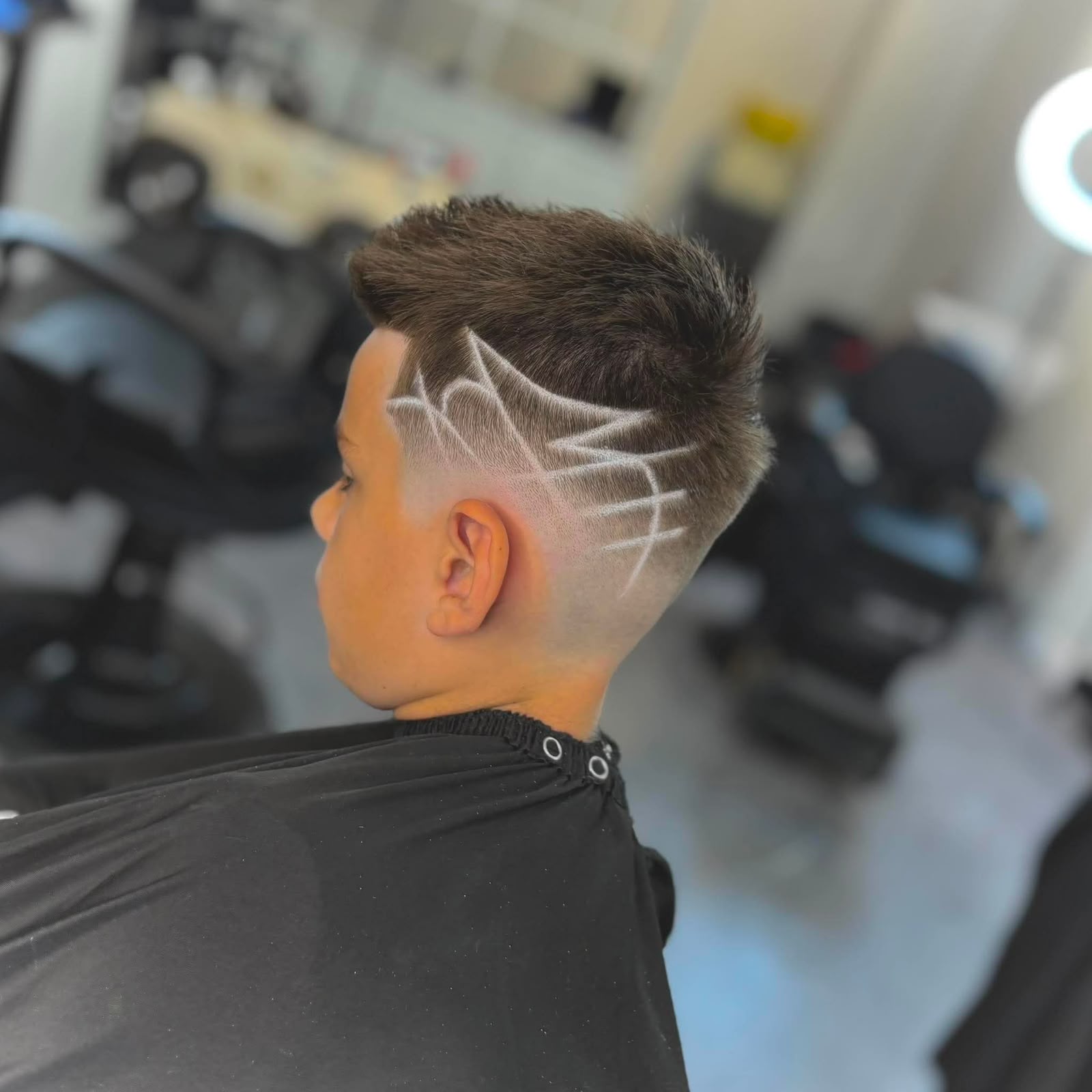 Transformer l'inconnu en une aventure positive
D'abord, le bruit des tondeuses, les grands miroirs et la cape de coiffure peuvent impressionner un jeune garçon. Savoir comment préparer son enfant avant sa visite chez le barbier permet d'aborder ce rendez-vous dans la sérénité la plus totale.
En effet, au salon Le Barbu Sportif situé au 455 Bd Saint-Joseph Local G à Drummondville, nous constatons qu'un enfant bien préparé par ses parents passe un moment agréable et très divertissant.
Les astuces infaillibles pour une visite réussie
Ensuite, voici une série d'actions simples que vous pouvez mettre en place à la maison durant les jours qui précèdent votre rendez-vous :
Démystifier les outils de coupe : D'une part, faites vibrer une brosse à dents électrique près de ses bras pour lui apprivoiser la sensation et le petit bruit de la tondeuse.
Jouer au barbier à la maison : D'autre part, placez une serviette autour de ses épaules et faites semblant de lui peigner les cheveux devant un miroir en riant.
Consulter des visuels : De plus, montrez-lui des photos de notre salon sur le site web du Barbu Sportif pour qu'il reconnaisse le décor sportif avant d'arriver.
Éviter les mots effrayants : Enfin, évitez d'employer des mots comme « couper » ou « ciseaux » s'il est sensible; préférez « rafraîchir », « coiffer » ou « faire une coupe de champion ».
Check-list de préparation le jour du rendez-vous
Moment de la journée Action recommandée par le barbier
2 heures avant S'assurer que l'enfant a mangé et qu'il n'est pas fatigué
30 minutes avant Valider qu'il porte des vêtements confortables sans col haut
Arrivée en salon Saluer le barbier et laisser l'enfant explorer visuellement la pièce
Pendant la coupe Féliciter l'enfant pour sa coopération et son calme
L'encadrement par notre équipe de Drummondville
Par la suite, une fois sur place au 455 Bd Saint-Joseph Local G, notre barbier prend le relais avec douceur. Grâce à notre approche amicale et à nos écrans de télévision, votre enfant oublie vite ses petites craintes pour profiter pleinement de son moment.
Planifiez votre prochaine sortie en famille
En somme, appliquer ces conseils sur comment préparer son enfant avant sa visite chez le barbier garantit une expérience fluide et gratifiante pour toute la famille.
Réservez votre place dès aujourd'hui : Composez le (819) 857-5535 ou visitez le site de Le Barbu Sportif.
Venez nous rencontrer : Rendez-vous au 455 Bd Saint-Joseph Local G, Drummondville, Quebec J2C 7B5.